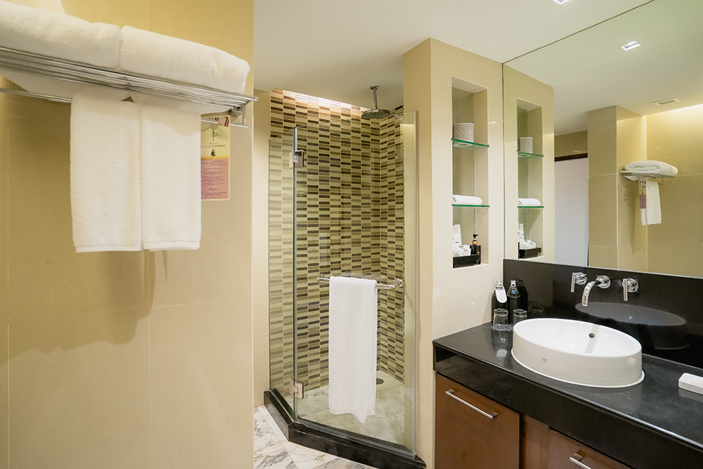 Grand Deluxe Bathroom