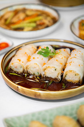 4.	Deep-fried Prawn Spring Rolls wrapped in Rice Flour Rolls