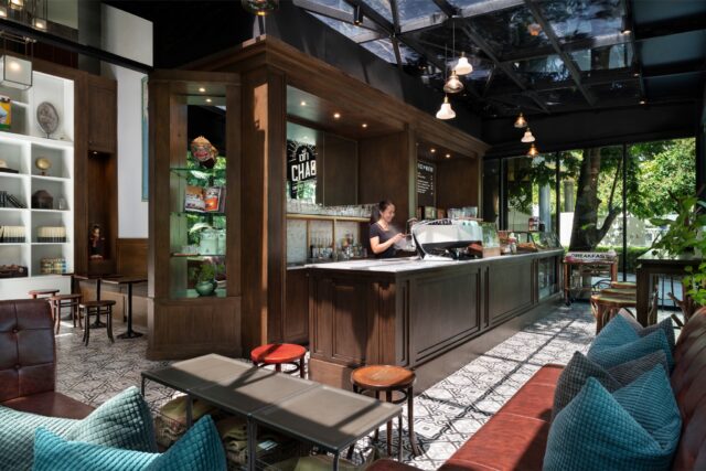 หน้าร้อนมาแล้ว – เครื่องดื่มเย็น ๆ พร้อมเสิร์ฟที่เช้าคาเฟ่ 🧊🍹
แวะมาคลายร้อนที่เช้าคาเฟ่ กับเครื่องดื่มสดชื่นและขนมอบใหม่ทุกวัน ตั้งแต่ 7:00–17:00 น.
เราเปิดเฉพาะช่วงซัมเมอร์นี้เท่านั้น อย่าพลาดจุดแวะพักสุดชิลใจแห่งพญาไทของคุณ! ☀️

𝐒𝐮𝐦𝐦𝐞𝐫'𝐬 𝐡𝐞𝐫𝐞 – 𝐚𝐧𝐝 𝐬𝐨 𝐚𝐫𝐞 𝐭𝐡𝐞 𝐝𝐫𝐢𝐧𝐤𝐬 𝐚𝐭 𝐂𝐡𝐚𝐨! 🧊🍹
Come cool off at Chao Cafe with refreshing drinks and freshly made pastries, every day from 7:00–17:00.
We’re open for the summer only – don’t miss your chill spot in the heart of Phaya-Thai! ☀️

#TheSukosol #SukosolHotels #BangkokCafe #CafeHopping #CafeVibes